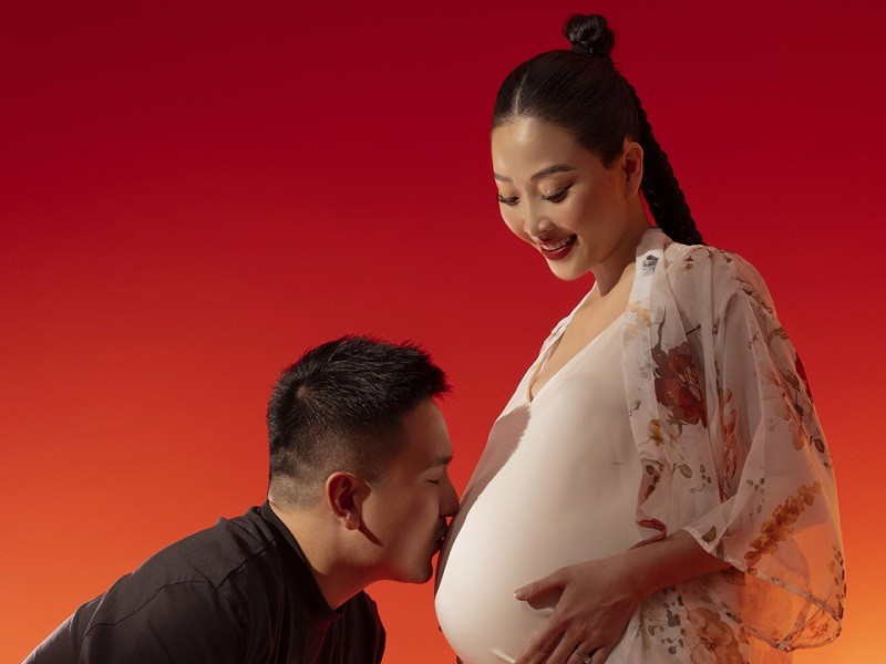 Khi mang thai Liêu Hà Trinh tăng 15kg, da dẻ láng mịn, không bị nám. Ở tháng cuối thai kỳ cô vẫn rất đẹp và năng động.

