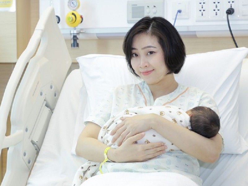 Hà Trinh cho biết, sinh con không giống 1 cuộc chiến mà là 1 hành trình đẹp. Có lẽ vì thế mà những hình ảnh vượt cạn của cô cũng trong trẻo và xinh đẹp.
