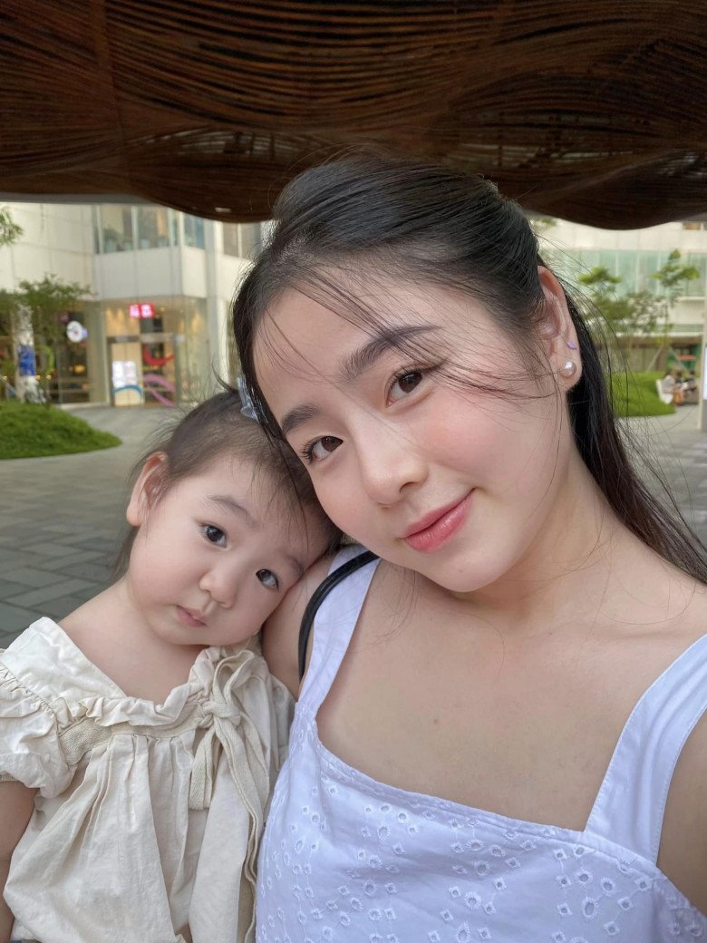 Hot mom Thanh Hóa từng được báo Trung khen vì mặt quá đẹp, con gái giờ 3 tuổi xinh như búp bê - 5