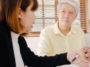 Yêu con - Cháu vừa chào đời, ông nội đại gia tặng 500 triệu kèm một mẩu giấy, con dâu mở ra quyết định đặt tên cho con theo họ mẹ