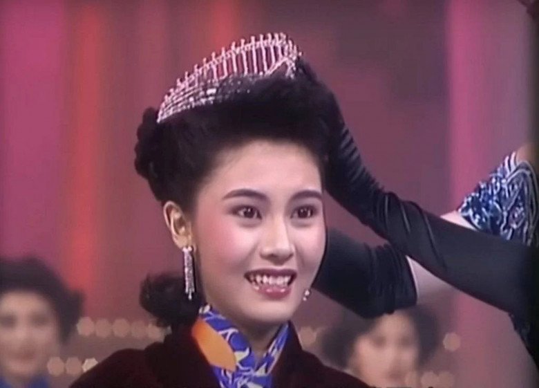 Lý Gia Hân đăng quang Hoa hậu Hồng Kông năm 1988. 