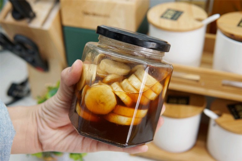 Giấm chuṓi có thể pha với nước ᵭể uṓng hoặc làm gia vị cho các món ăn. (Ảnh minh họa)