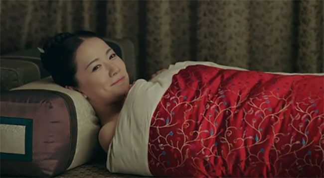 Khi được Hoàng đế chọn amp;#34;thị tẩmamp;#34;, tại sao các phi tần phải cởi hết quần áo, quấn chăn kín người? - 2