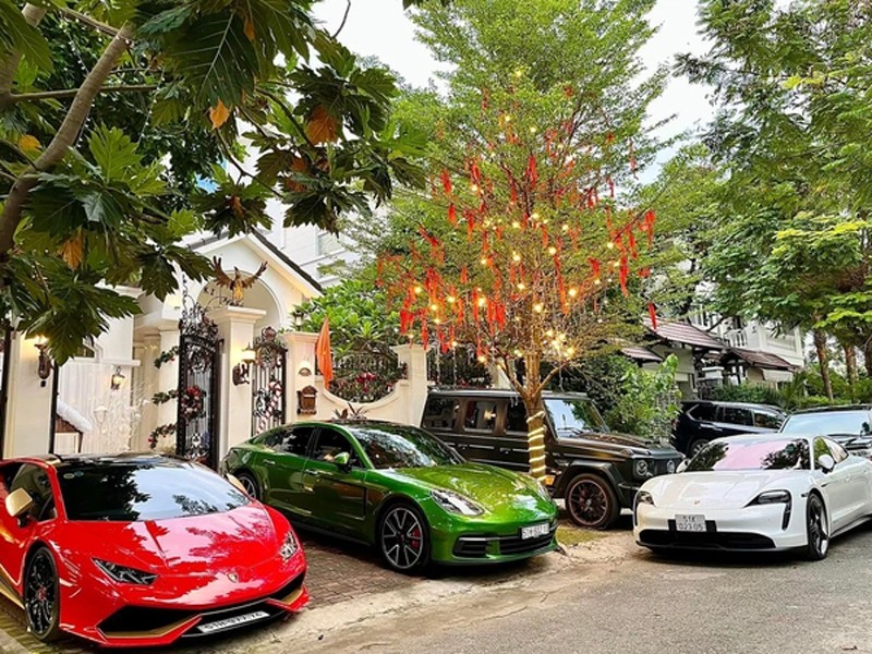 Đỗ Bình Dương sở hữu 4 siêu xe, thuộc hàng độc và liên tục “có mặt” trong các lễ hội siêu xe… Điển hình nhất là chiếc Ferrari California màu đỏ đời 2010 trị giá khoảng 5 tỷ đồng. 

