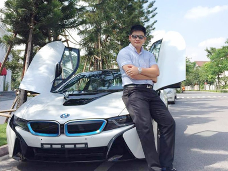 Vũ Sơn Tùng (sinh năm 1996, là thiếu gia của tập đoàn vàng bạc nổi tiếng ở Hà Thành) là "tay chơi khét tiếng" trong giới mê xe tại Việt Nam khi sở hữu khoảng 30 chiếc siêu xe đẳng cấp.
