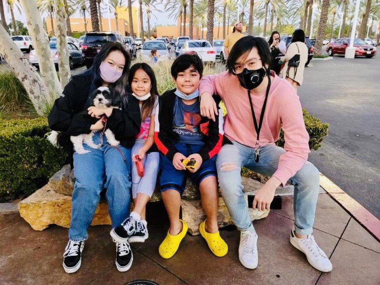 Ca sĩ Thu Phương đăng ảnh 4 con quây quần bên nhau.