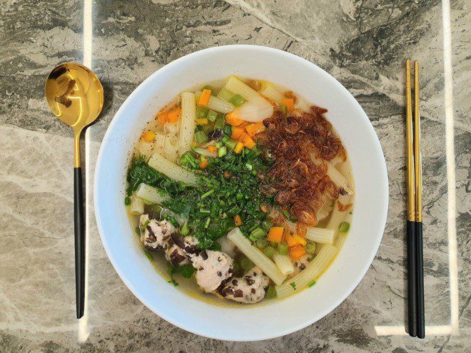 Một số lần, Việt Hương khoe món ăn mình nấu làm mọi người phải xuýt xoa khen ngợi. Trong đó có món nui với màu sắc khá bắt mắt, được nấu với thịt viên mộc nhĩ, cà rốt, hành phi, rau thơm.