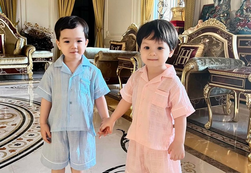 Chàng Phó Chủ tịch kiêm Phó TGĐ một ngân hàng lớn tại Việt Nam hiện đang làm bố đơn thân của cặp song sinh một trai và một bé gái, đã được gần 5 năm.
