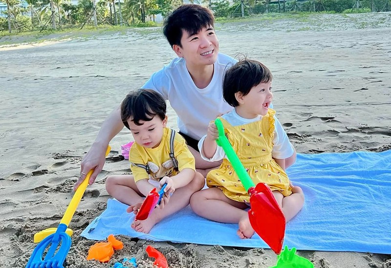Anh chồng Hoa hậu Đỗ Mỹ Linh - “cậu cả" nhà bầu Hiển - Đỗ Quang Vinh (sinh năm 1989) có lẽ là một minh chứng rõ ràng nhất và cũng là động lực giúp cho nhiều ông bố có thể tự tin trong hành trình "gà trống nuôi con".
