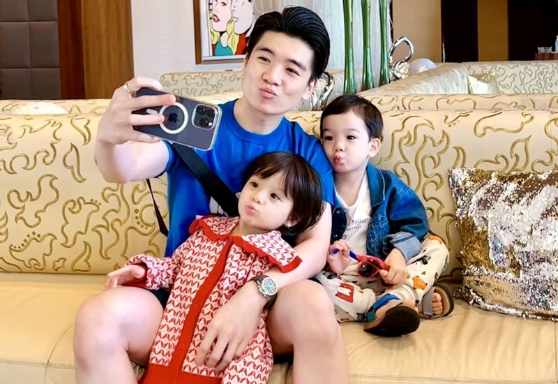 Được biết, ông bố Đỗ Quang Vinh mặc dù bận rộn công việc nhưng luôn dành thời gian bên các con và chăm sóc các bé một cách chỉn chu nhất.
