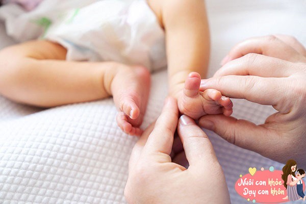 Massage đúng cách có thể kích thích lưu thông máu và bạch huyết trong lòng bàn chân.