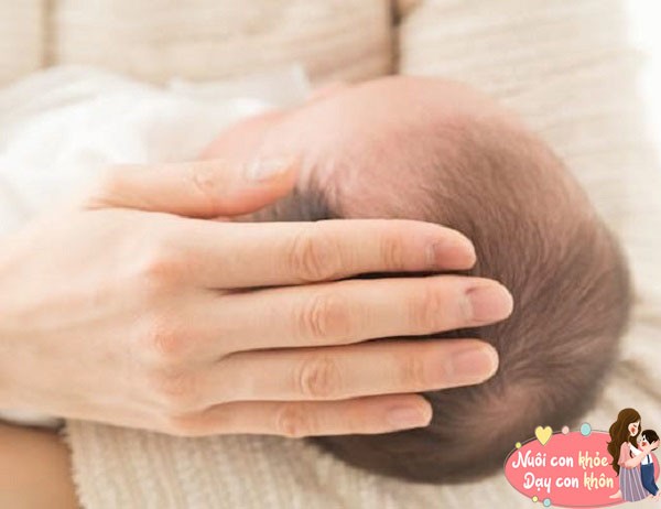 Mẹ nên cẩn thận khi chạm vào thóp đầu trẻ sơ sinh.