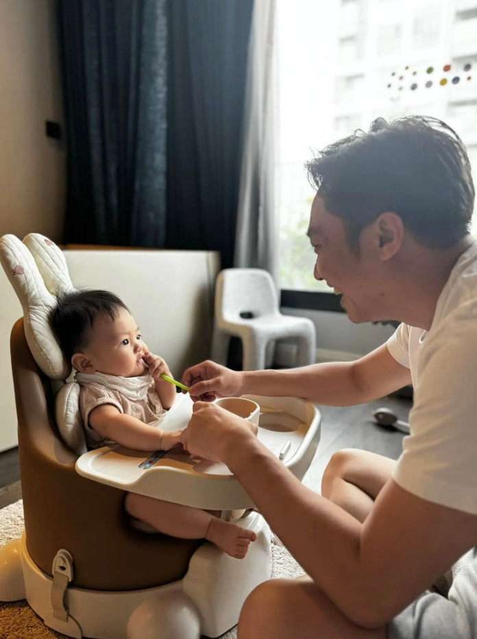 Xả vai chủ tịch, về nhà Cường Đô La là ông bố bỉm sữa, sẵn sàng chơi cùng con, cho con ăn...