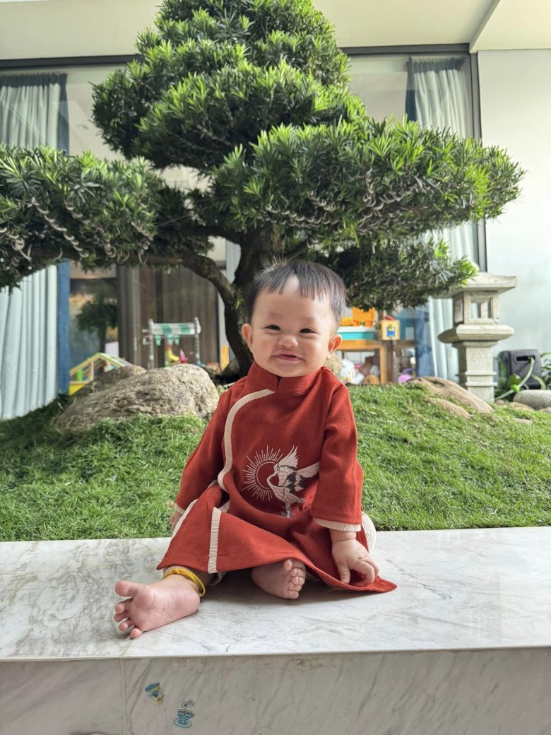 Nụ cười của Sutin được nhận xét y hệt bố đại gia.