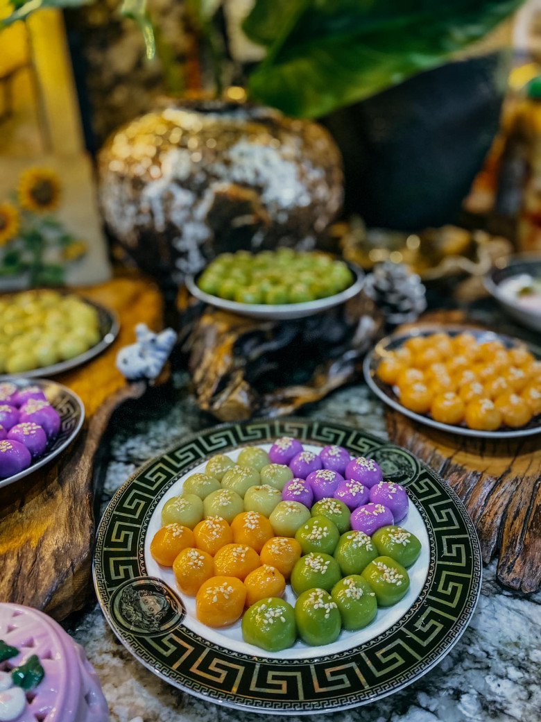 Những đĩa bánh trôi nhiều màu sắc bắt mắt của chị Hương Nhím.