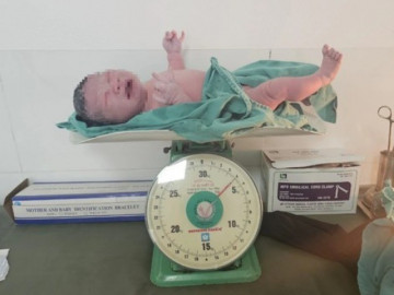 Bà mẹ 35 tuổi ở Hà Nội   đẻ rớt   con 4kg ngay tại nhà gửi xe bệnh viện