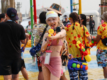 Bangkok sôi động trong lễ hội té nước Songkran