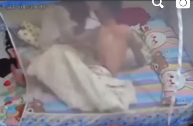 Camera ghi lại cảnh chồng đánh vợ dã man trước mặt con