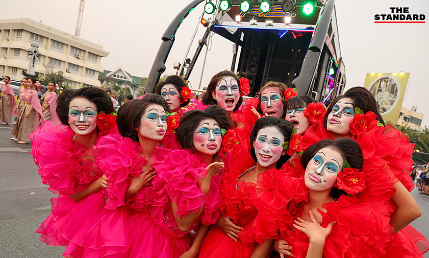 Đoàn hóa trang tham gia buổi diễu hành trên đường phố Bangkok.