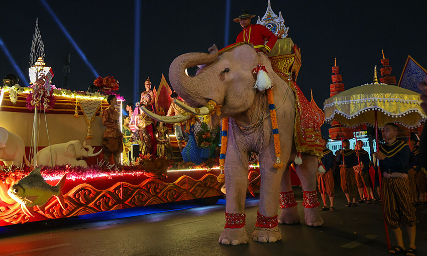 Bangkok sôi động trong lễ hội té nước Songkran - 5