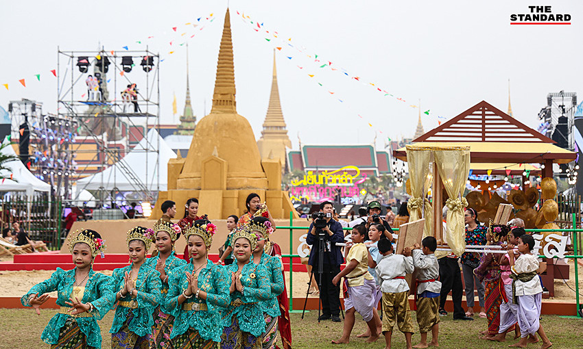 Các chương trình biểu diễn đan xen các hoạt động vui chơi, té nước ở Sanam Luang.