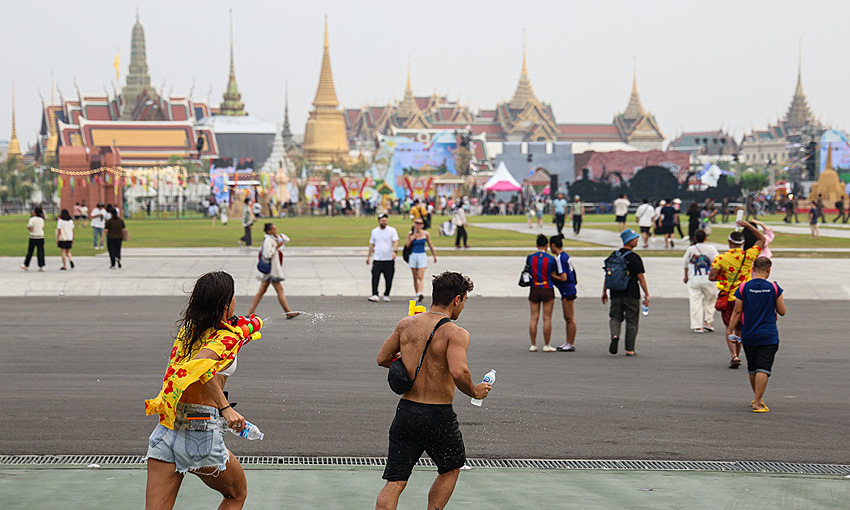 Ngoài Bangkok, lễ hội Songkran năm nay được tổ chức tại các tỉnh thành ở Thái Lan và kéo dài đến hết tháng 4.
