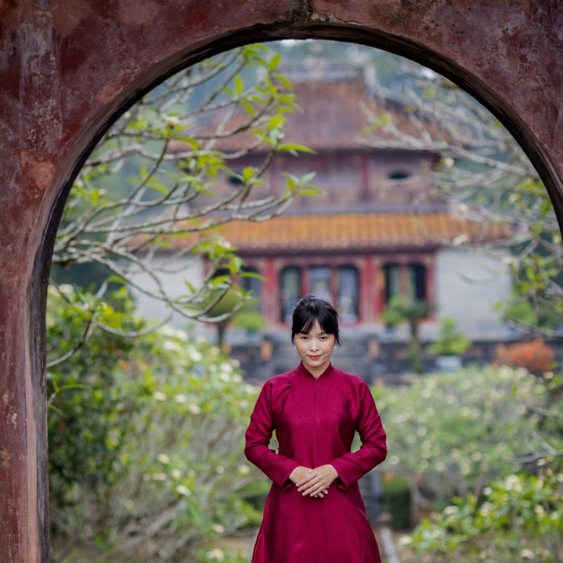 Khi đến tham quan lăng mộ vua Minh Mạng, bạn hãy lưu ý chọn trang phục kín đáo, lịch sự, màu sắc hài hòa để phù hợp với không gian truyền thống, uy nghiêm nơi đây. (Ảnh: Doãn Quang)

