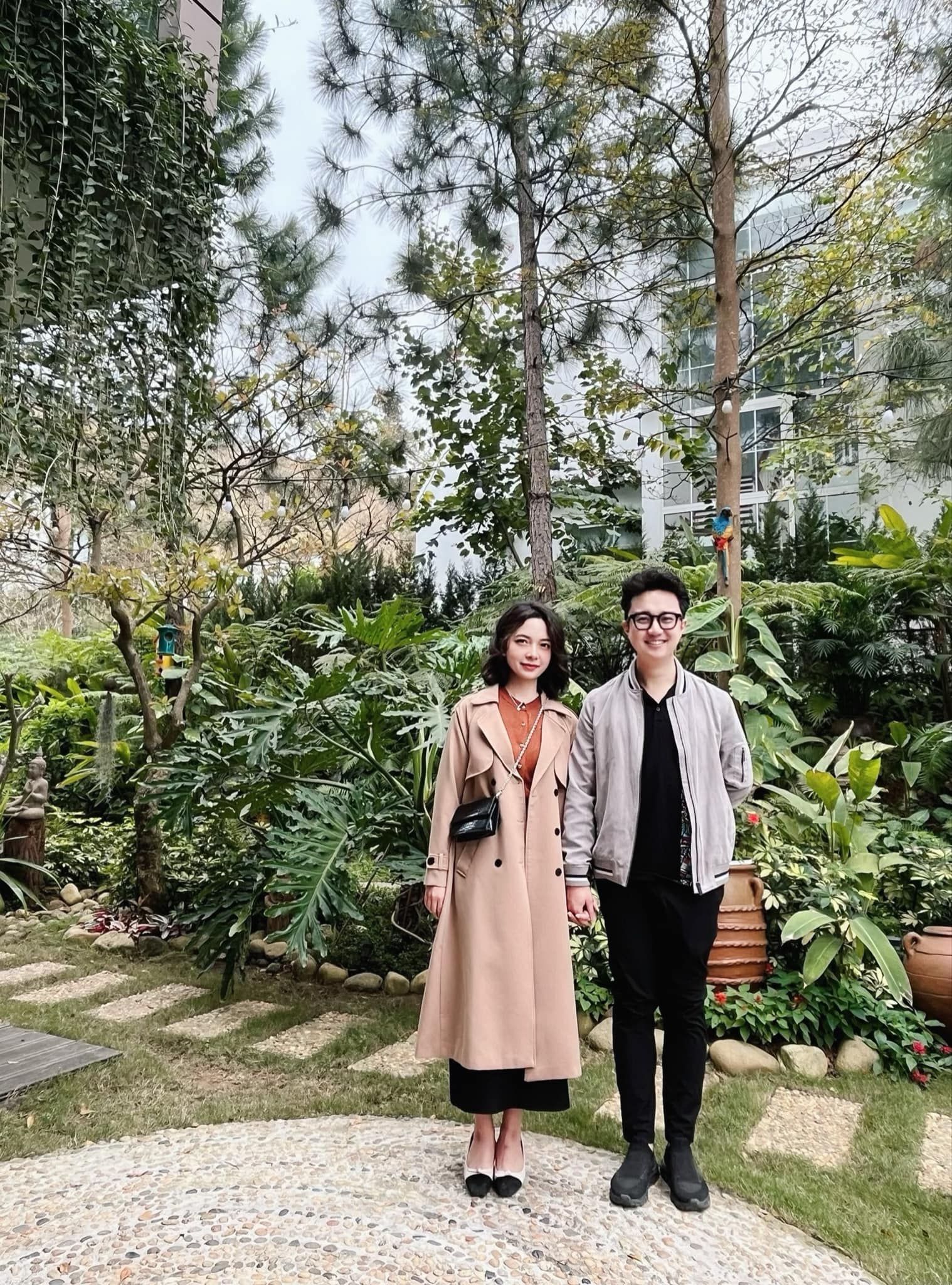 MC Sơn Lâm và vợ.