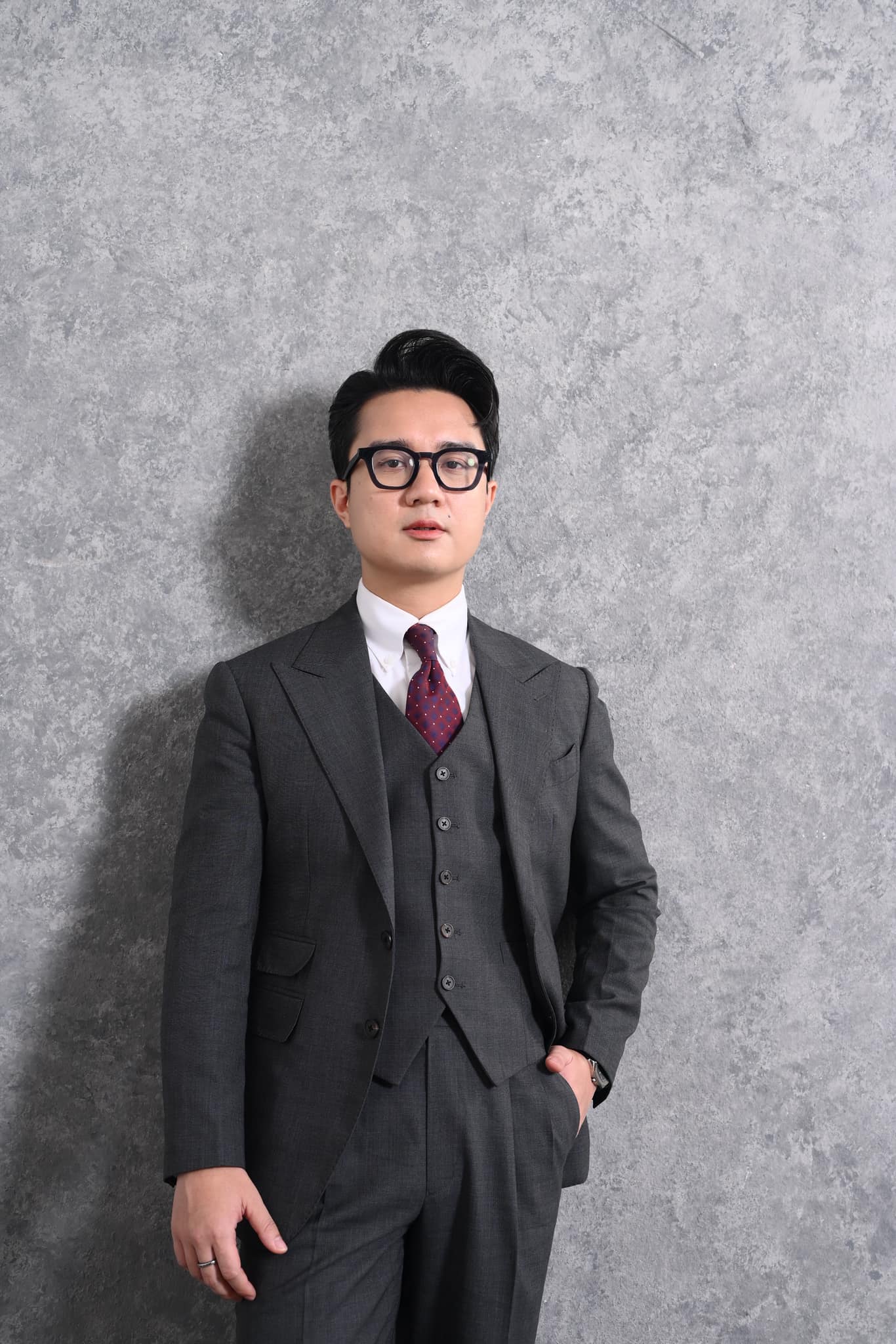 BTV Sơn Lâm - chàng MC đang gây sốt trong bản tin trưa nay 12/4 liên quan đến ứng dụng hẹn hò.