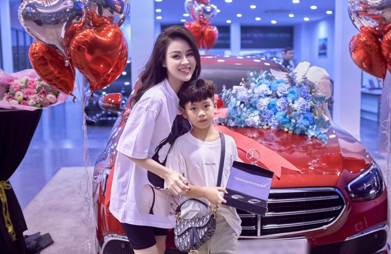 Năm 2016, Lương Thu Trang mua được căn nhà nhỏ đầu tiên cho 2 mẹ con. Cuối năm 2022, cô tậu xế hộp để đưa đón con đi học. Chiếc xe mà nữ diễn viên tự thưởng cho bản thân có giá lăn bánh 2,5 tỷ đồng. 
