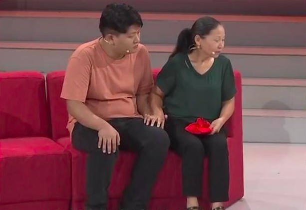 Bà Wu dẫn con trai nuôi đến chương trình để tìm lại cha mẹ đẻ. 