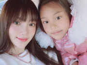 Yêu con - Nữ DV làm mẹ đơn thân trong biệt thự 208 tỷ đồng, thuê 3 bảo mẫu chăm con khiến nhiều người thắc mắc