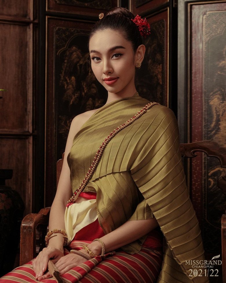 Diện bộ trang phục độc đáo cùng cách trang điểm, làm tóc mang đậm phong cách Thái Lan, Thuỳ Tiên được khen xinh đẹp không thua kém gái Thái chính hiệu. 