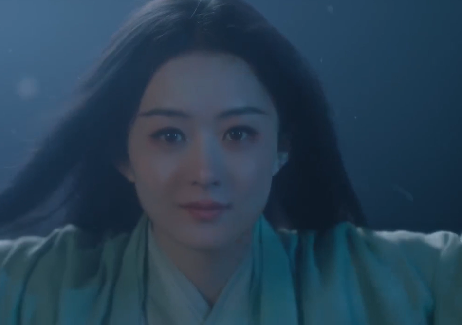 Đang ở trong nước nhưng mái tóc của Thẩm Ly vẫn rất khô ráo, bồng bềnh.