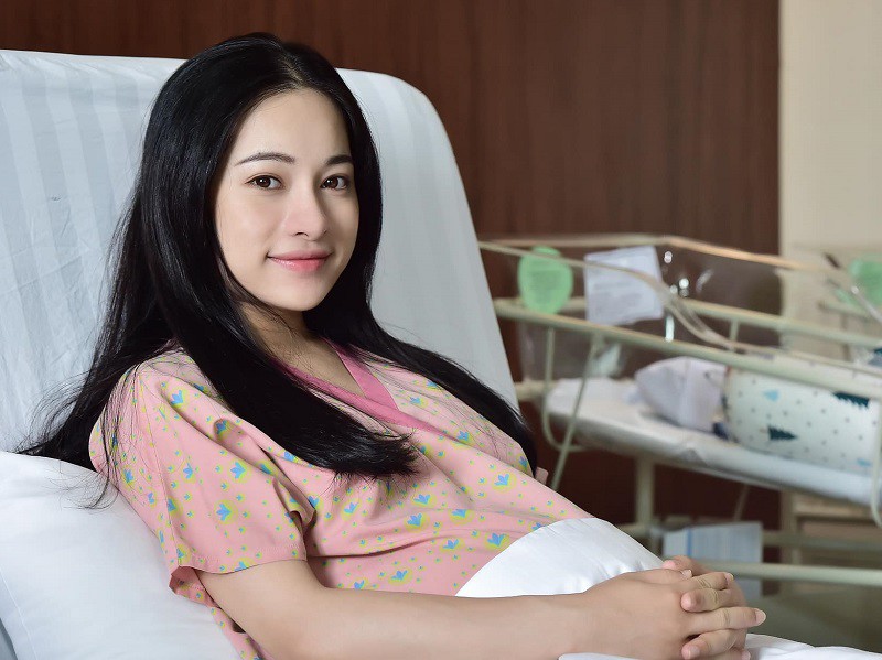 Trước khi sinh con, Sara Lưu không quên chăm chút cho nhan sắc của mình. Nữ ca sĩ có thần sắc tươi tắn, gương mặt rạng rỡ xinh đẹp sau sinh.
