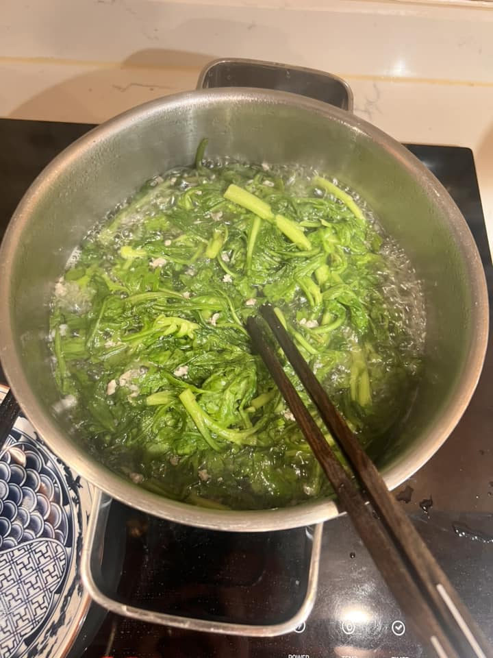 Không ít lần Hồng Nhung livestream khi đang nấu nướng, không ngại chia sẻ cho mọi người cách làm những món hao cơm.