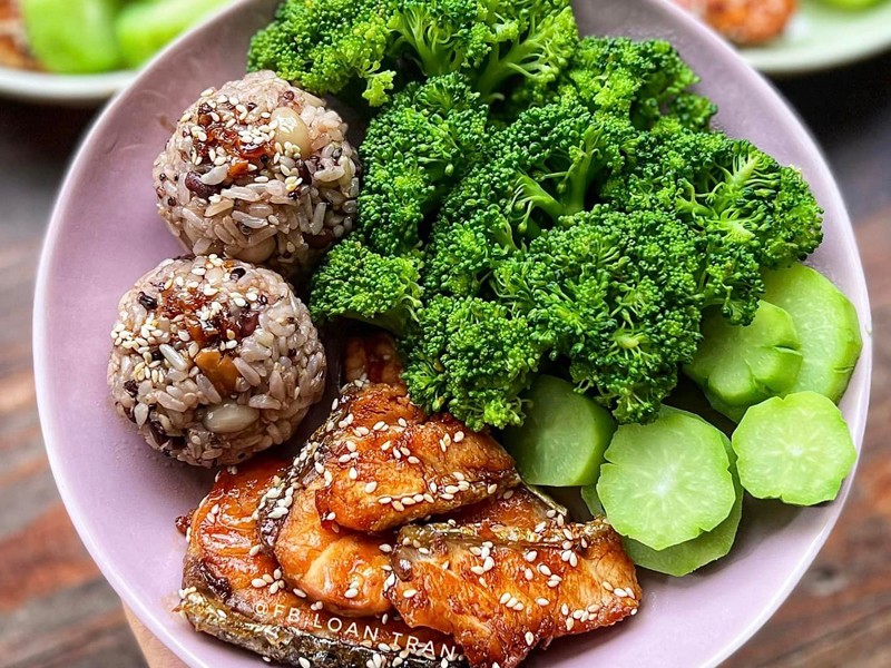 - Cơm lứt mix lạc, hạt - Bông cải, su su luộc - Cá hồi sốt teriyaki.
