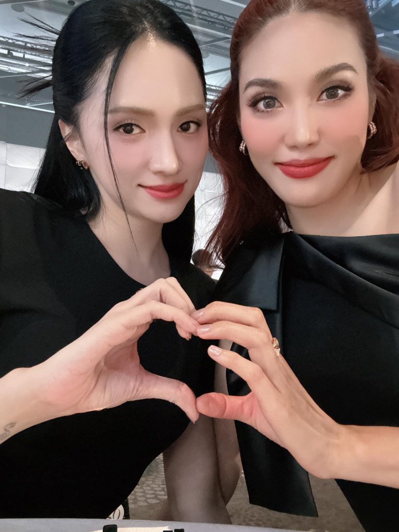 Hương Giang và Lan Khuê thân mật tạo hình trái tim.