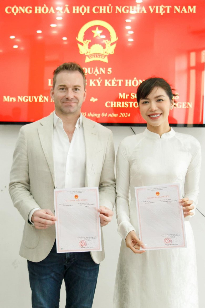 Vợ chồng Minh Tú hoàn tất thủ tục đăng ký kết hôn vào ngày 6/4.