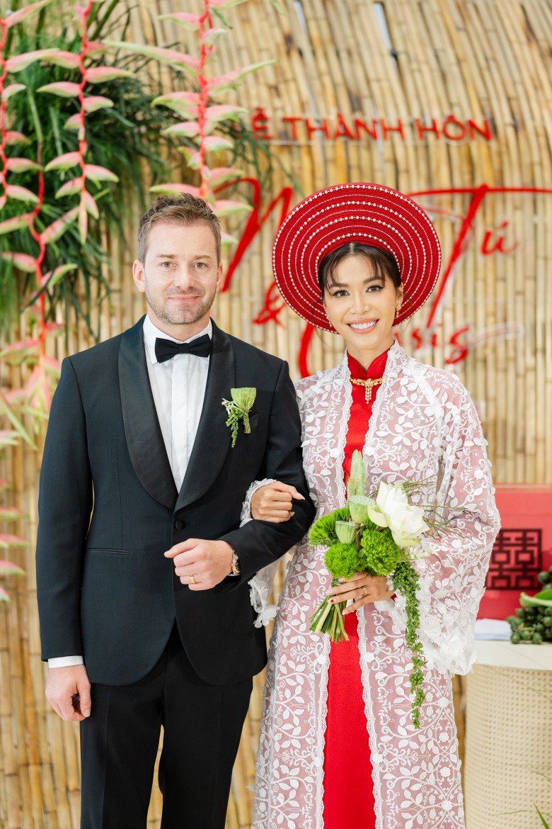 Minh Tú và Christopher trong ngày cưới.