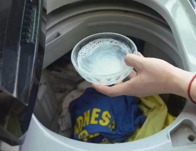 Đổ một bát này vào bên trong, máy giặt bẩn đến mấy cũng sạch trông như mới ngay lập tức - 1