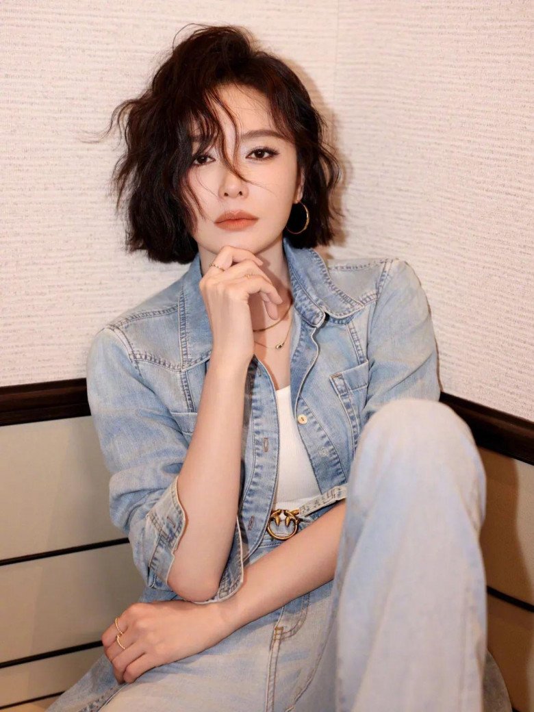 Tần Lam cũng rất yêu thích mái tóc ngắn, không chỉ giúp cô thay đổi hình tượng mà còn thể hiện trọn vẹn phong cách phụ nữ độc lập.