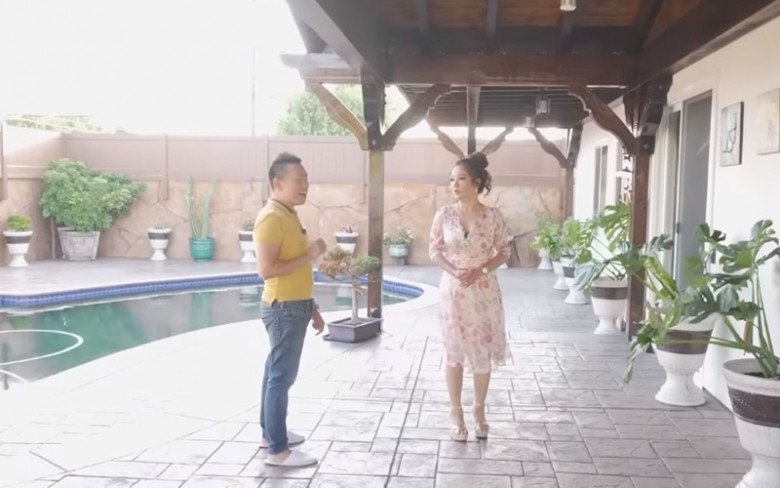 Căn nhà rộng rãi, có sân vườn và bể bơi ngoài trời làm nhiều người trầm trồ.
