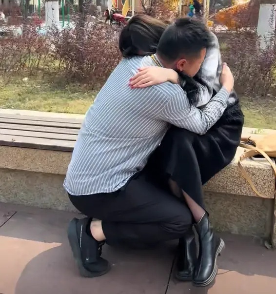 Hai vợ chồng đã ôm nhau khóc oà trên phố. (Ảnh: Sohu)