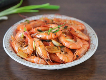 Không cần hấp hay luộc, tôm om kiểu này vừa thơm, chắc thịt lại giữ được độ ngọt