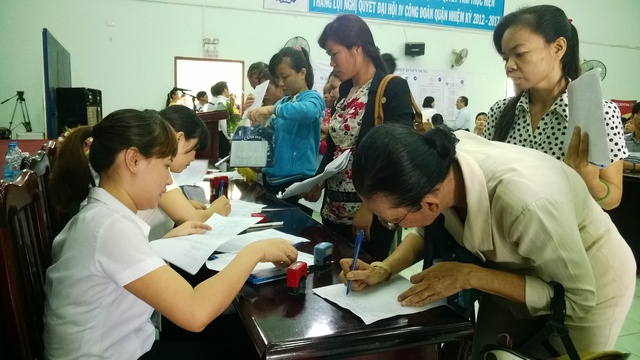 Người lao động làm thủ tục hưởng trợ cấp thất nghiệp tại sàn giao dịch việc làm do LĐLĐ quận 12 và Trung tâm DVVL TP HCM tổ chức