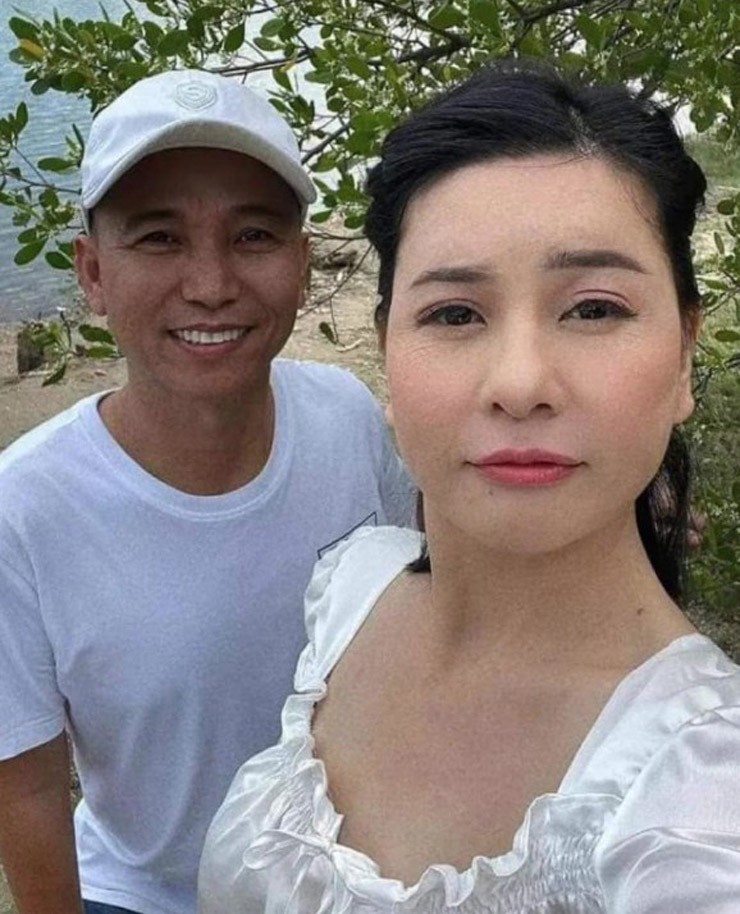 Chỉ từ một tấm ảnh chung, Tô Hiếu và Cát Phượng bị vướng tin đồn là người yêu bí mật khiến người trong cuộc phải lên tiếng phủ nhận