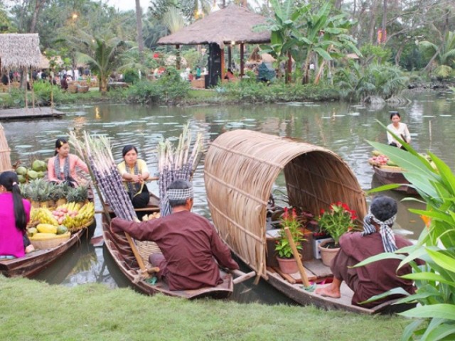 Tại làng du lịch Bình Quới, du khách có thể tham gia vào nhiều hoạt động thú vị như câu cá, chèo thuyền trên sông, hay tham quan vườn trái cây xanh mát. Bên cạnh đó, du khách cũng có thể thưởng thức những món ăn đặc sản của miền Nam Bộ như lẩu mắm, cá lóc nướng trui, bánh xèo,...