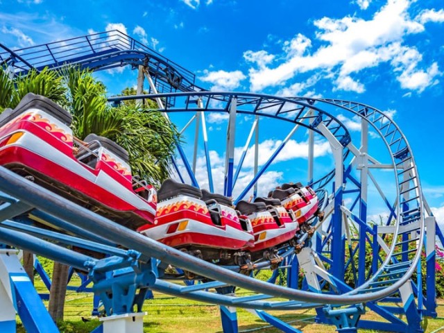 Tại Đầm Sen, bạn có thể tham gia vào các trò chơi cảm giác mạnh như tàu lượn siêu tốc, đu quay, hay trượt nước để tạo ra những trải nghiệm đầy kích thích. Ngoài ra, khu công viên nước mát lạnh cũng là điểm đến lý tưởng để thư giãn và tận hưởng những phút giây bên gia đình vào mùa hè.