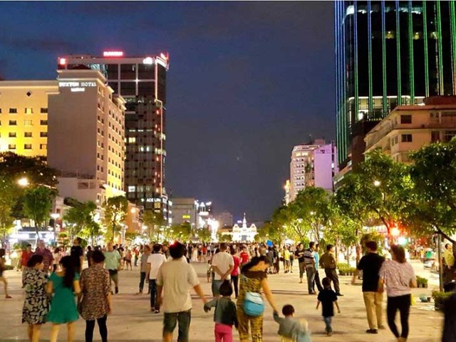 Tại Phố đi bộ Nguyễn Huệ, du khách có thể tham gia vào các biểu diễn nghệ thuật đường phố sặc sỡ, hoặc tham gia các trò chơi dân gian sôi động. Không chỉ vậy, bạn cũng có thể thưởng thức những món ăn đường phố phong phú như bánh tráng nướng, hột vịt lộn, kem,...